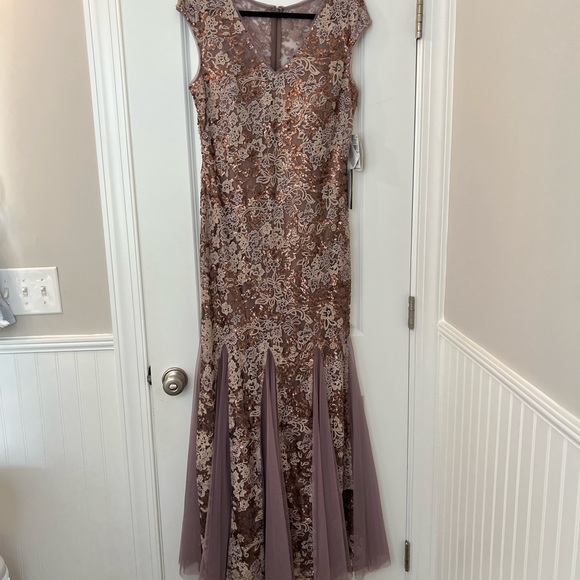 NWT Size 12 Alex Evenings Sequin Embroidered Trumpet Gown - Picture 2 of 5